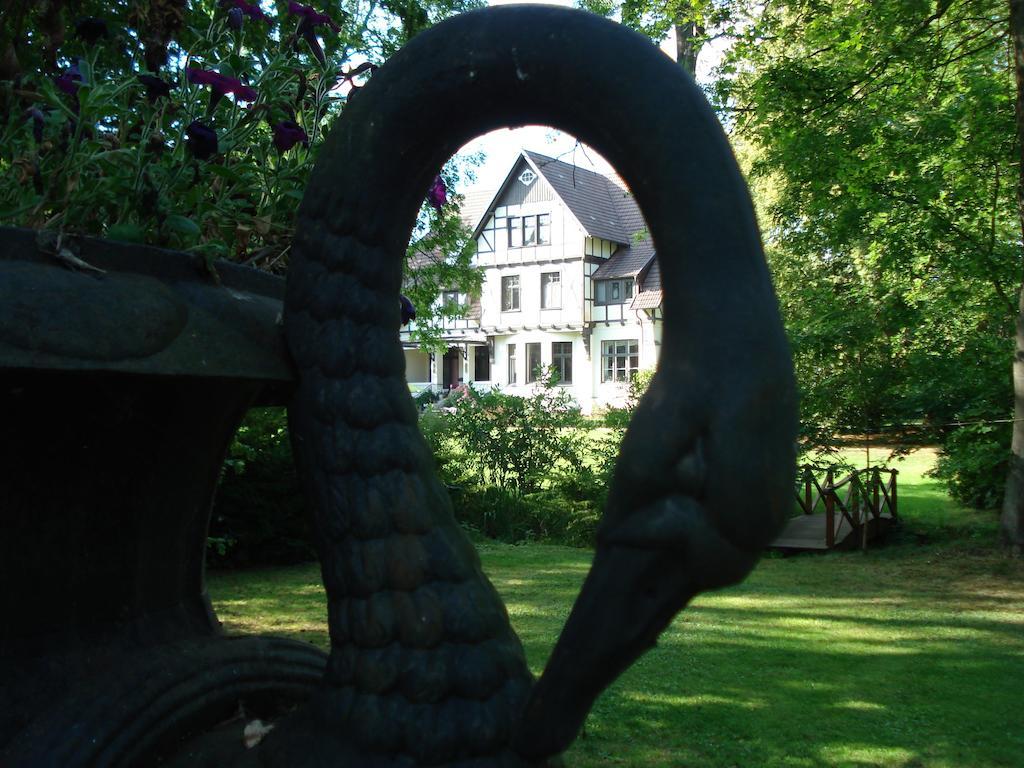 Отель Gutshaus Kubbelkow Берген-ауф-Рюген Экстерьер фото